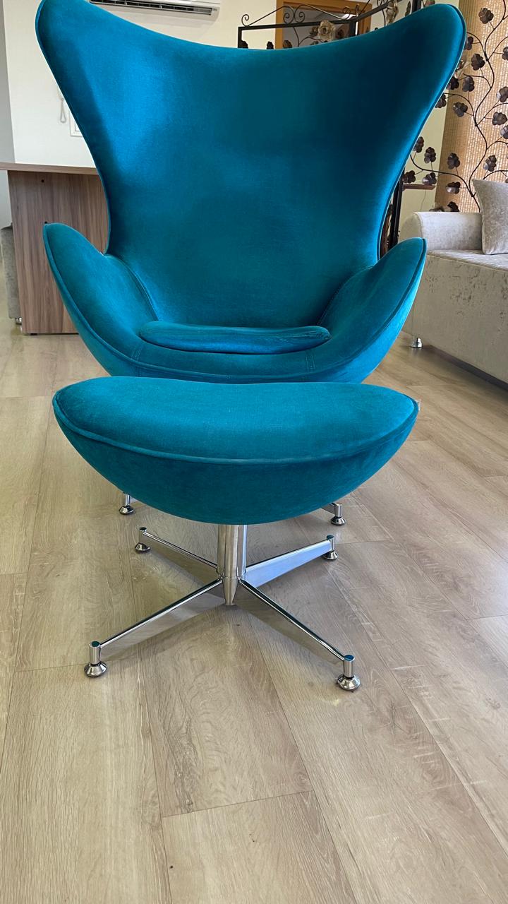 Poltrona EGG PSG azul veludo - L 95 P 82 A 110 cm com banco relax para os pés - Imagem 2